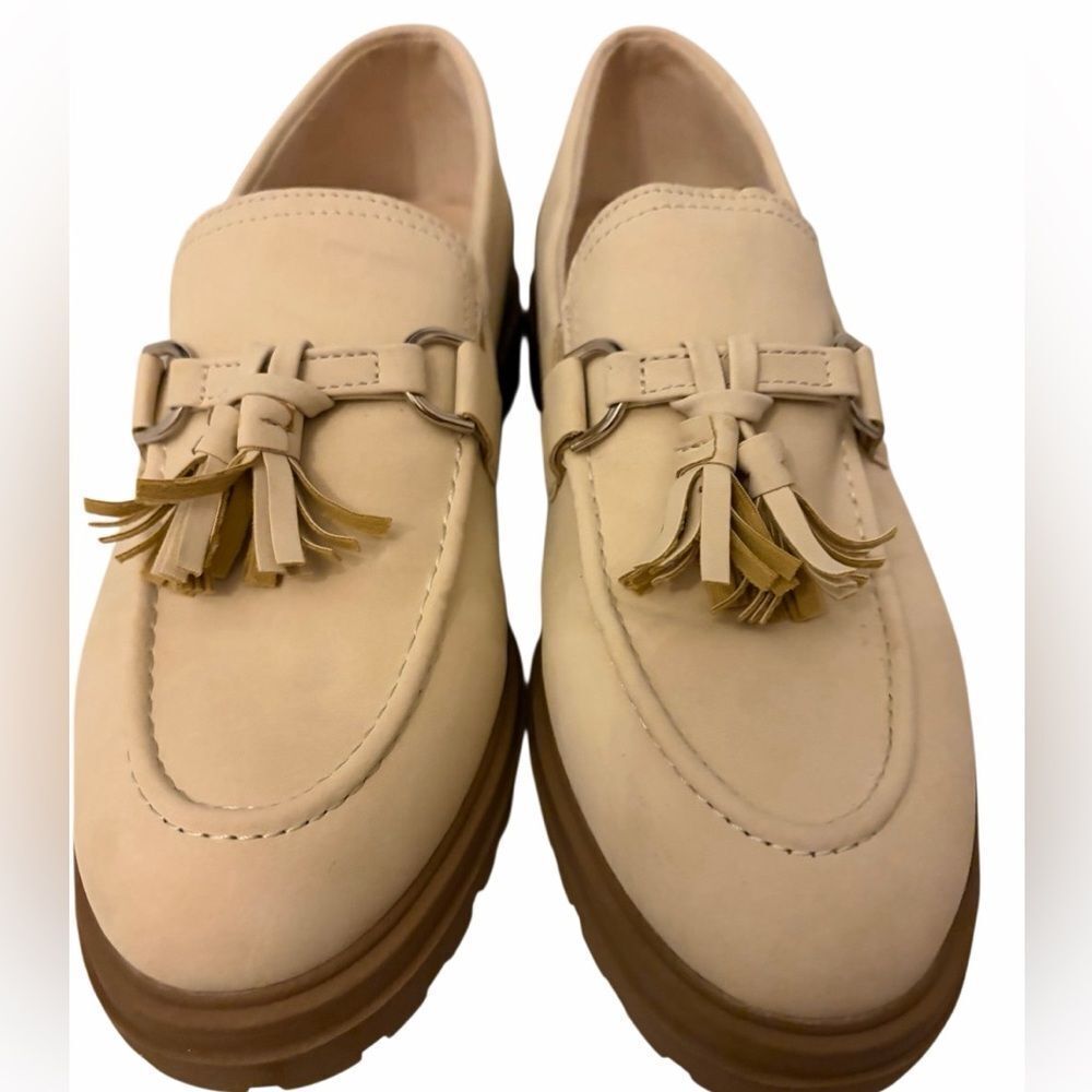 SERRA Women's loafers , cream color, lug sole, tassel , slip-on style sz 9.
